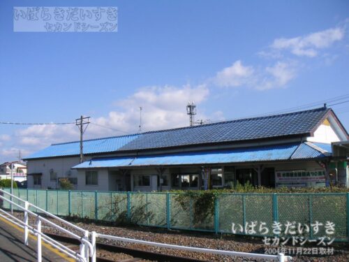 上菅谷駅ホームから駅舎方面を望む（2004年）