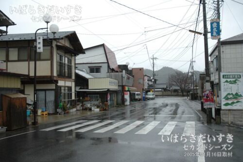上小川駅 駅前の風景（2005年撮影）