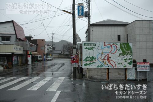 上小川駅 駅前の風景（2005年撮影）