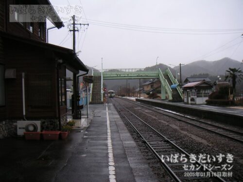 上小川駅 上り水戸方面を望む（2005年撮影）