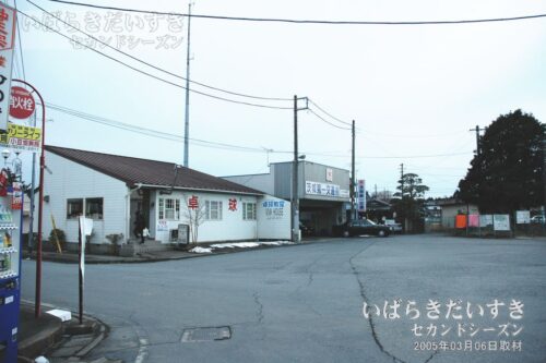 上菅谷駅 駅前ロータリー（2005年撮影）