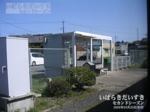 水郡線 額田駅 駅舎を車両内から望む（2005年撮影）