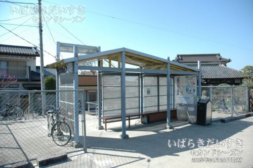河合駅 駅舎がベンチになっている（2005年撮影）