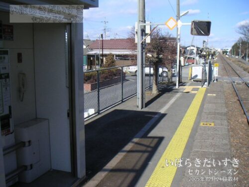 中菅谷駅 ホームから「第1福田踏切」を望む。