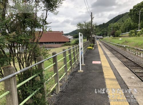 中舟生駅 駅ホーム 下り水戸方面を望む（2019年撮影）