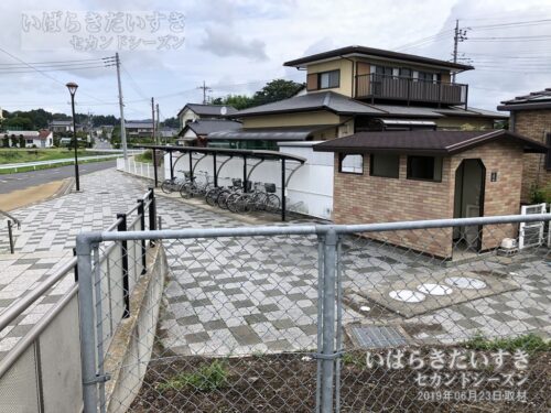 野上原駅 駐輪場、公衆トイレ（2019年撮影）