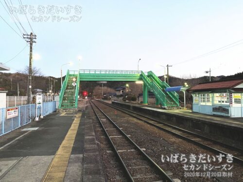 上小川駅 上り水戸方面を望む（2020年撮影）