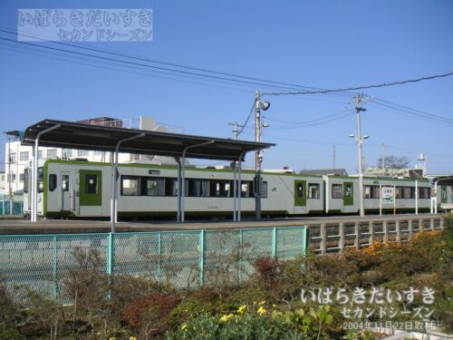 駅舎から上菅谷駅ホームを望む（2004年）
