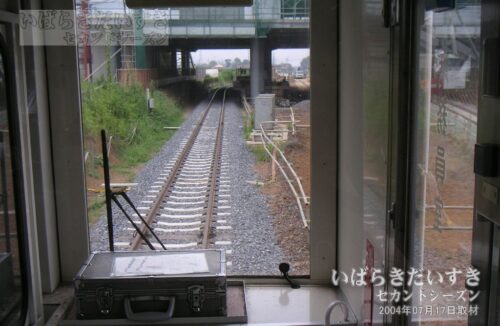 常総線 守谷駅ホームの複線化工事中（2004年撮影）