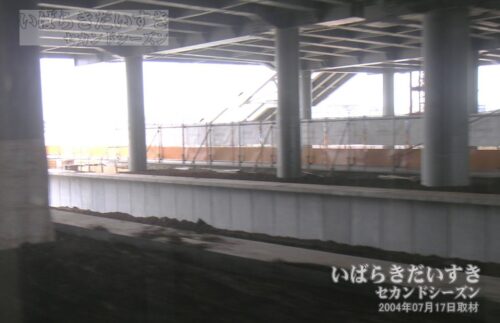 常総線 守谷駅ホームが工事中（2004年撮影）