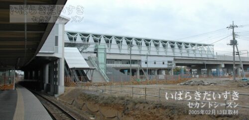 常総線 守谷駅ホームからTX駅舎を望む（2005年）