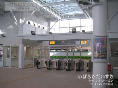 常総線 守谷駅 駅構内から改札外を望む（2005年撮影）