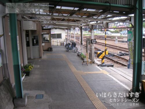水海道駅 島式ホームから改札方面を望む（2005年撮影）