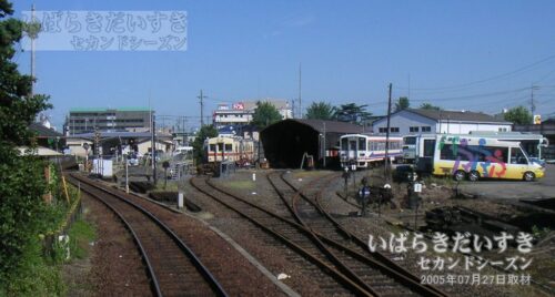 終点竜ヶ崎駅近くで車両基地が見える（2005年撮影）