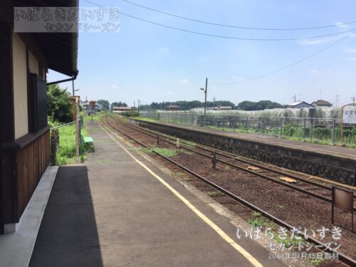騰波ノ江駅 駅ホーム 南方水海道方面を望む（2017年）