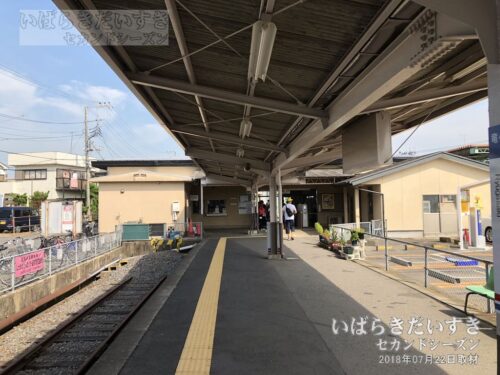 竜ヶ崎駅 駅ホーム 突き当たり改札方面を望む（2018年撮影）