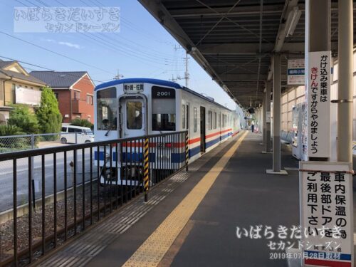 竜ケ崎線 佐貫駅 駅ホームから進行方向を望む（2019年撮影）