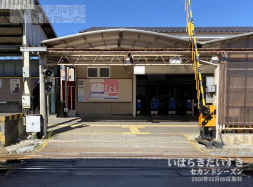水海道駅 構内踏切から駅舎を望む（2020年撮影）