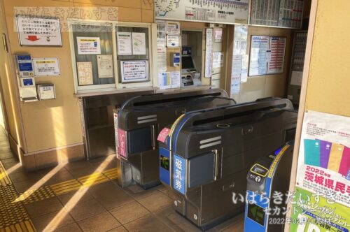 新取手駅 自動改札と終日駅員不在の窓口（2022年撮影）