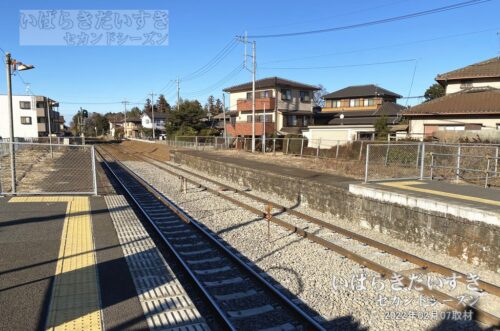 小絹駅 駅ホームから下り水海道方面を望む（2022年撮影）