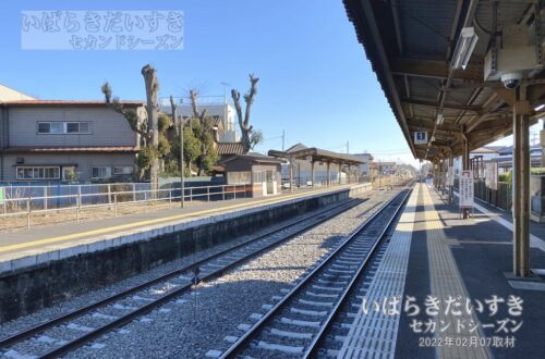 小絹駅 駅ホームから上り守谷方面を望む（2022年撮影）