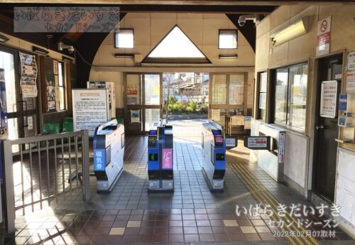 小絹駅 駅ホーム側から自動改札方面を望む（2022年撮影）