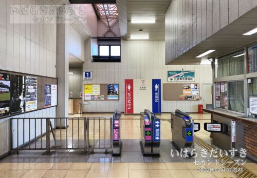 新守谷駅 駅舎内 自動改札を望む（2022年撮影）