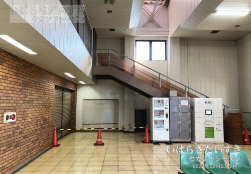 新守谷駅 2F（旧 ステーションライブラリー）につづく階段？（2022年撮影）