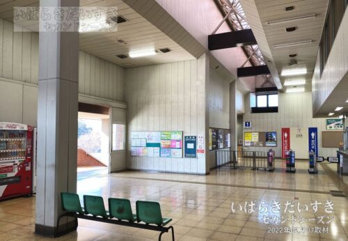 新守谷駅 駅構内を改札方面に望む（2022年撮影）