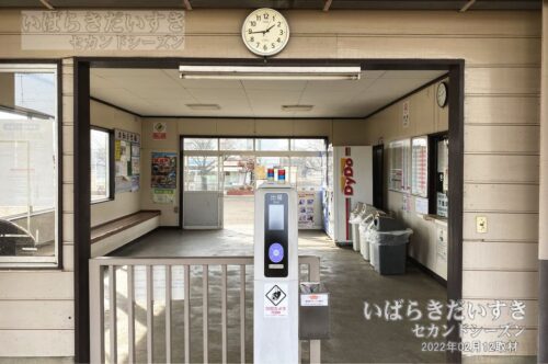大田郷駅 駅ホーム側から簡易改札,駅舎内を望む（2022年撮影）