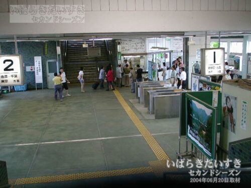 鹿島神宮駅 改札 駅員のいる改札しか利用されない（2004年撮影）