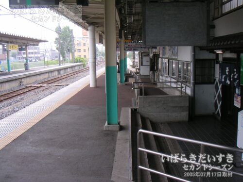 佐原駅 駅ホームと改札（2005年）