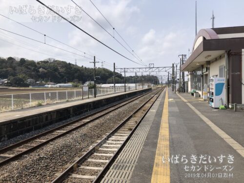 下総神崎駅 駅ホーム 西方成田方面を望む（2019年）