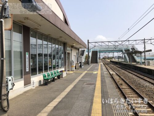 下総神崎駅 駅ホーム 東方佐原方面を望む（2019年）