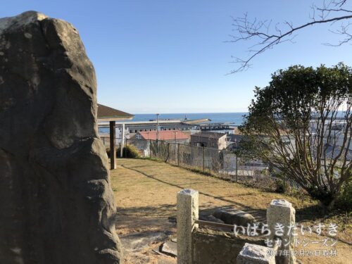 水門帰帆の碑がある崖からは、那珂湊港、太平洋が一望できます。
