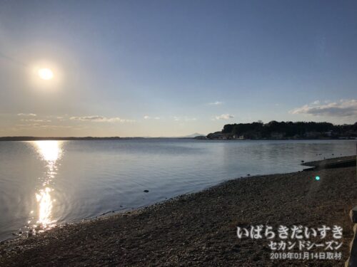 広浦の湖面に、日が沈む。