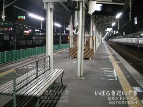土浦駅の行商台は、上り2，3番線ホームの水戸駅寄りにありました。（2002年撮影）