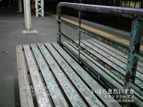常磐線 JR土浦駅の行商台に座って、上り電車を待つ。（2003年撮影）
