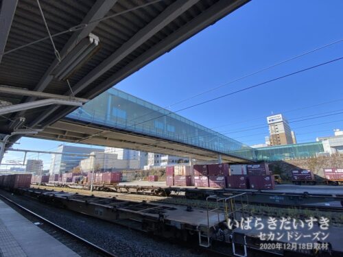 新しいJR日立駅の駅舎は橋上駅。水平に広がりを持ちます。
