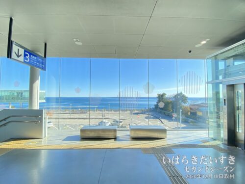 日立駅改札階、駅構内から日立の海を眺める