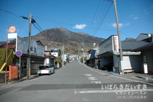 筑波山口 駅前から、筑波山を望む。（2005年撮影）