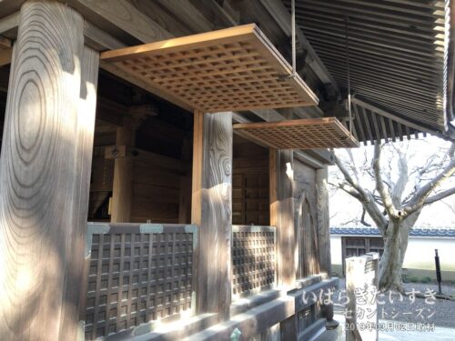 孔子神社 拝殿 側面の格子窓（開放）