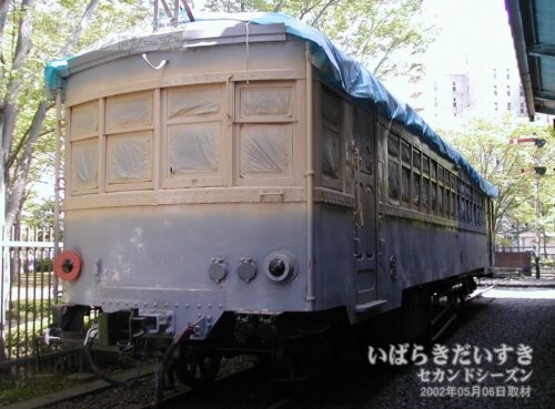 旧国鉄気動車標準色に塗装されるキハ048 （2002年撮影）