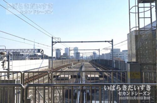 八潮駅 駅ホームから南方秋葉原方面を望む（2022年撮影）