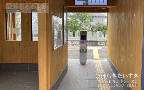 新治駅 簡易suica改札 駅舎内（2022年撮影）