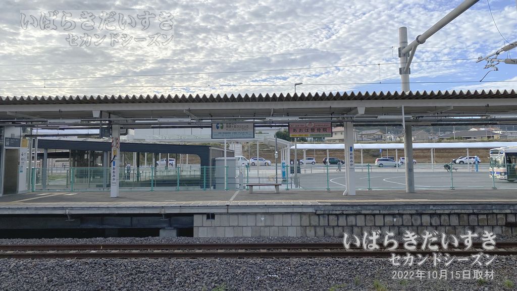 大甕駅 上りホームから西口（旧 日立電鉄線）方面を望む（2022年撮影）