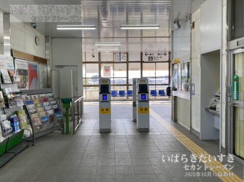 小木津駅 改札階 構内から改札を望む（2022年撮影）