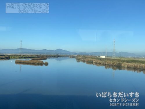 恋瀬川を通過 | まもなく高浜駅に到着。筑波山麓も映えるいい天気。