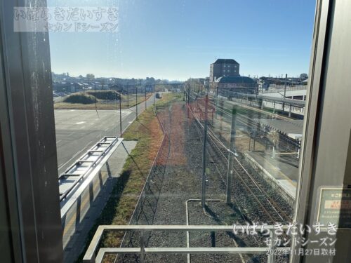 石岡駅改札を抜け、コンコースから鹿島鉄道線跡を望む。
