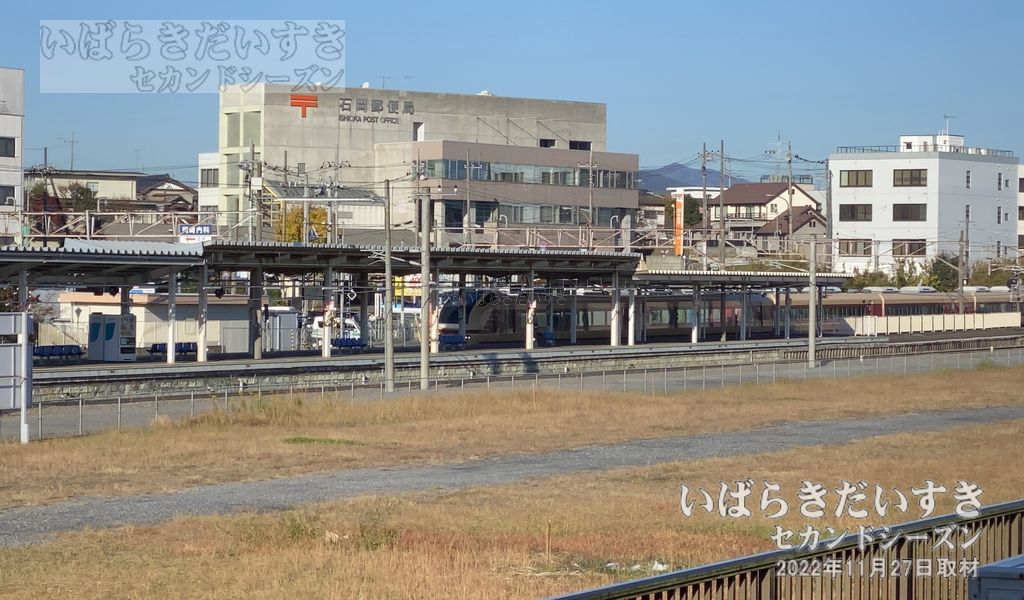 石岡駅上りホームに入線してくる、特急 国鉄色のE653。